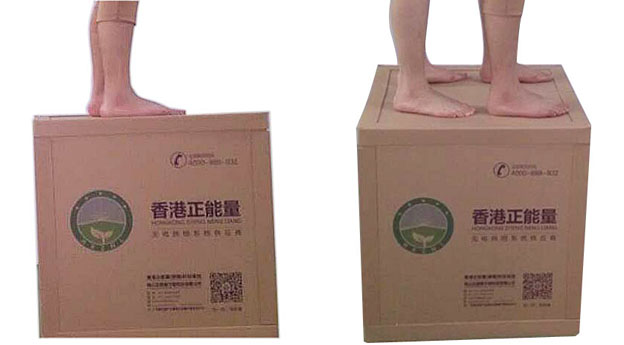 香港正能量新型包裝箱站兩個(gè)人也堅(jiān)韌無比
